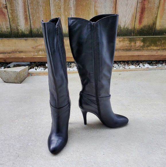 Black leather heeled boots - Picture 2 of 3